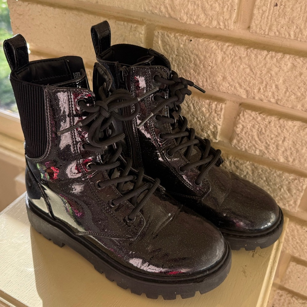 Art Class Shiny Glitter Black w/side zip Lace-Up Boots
